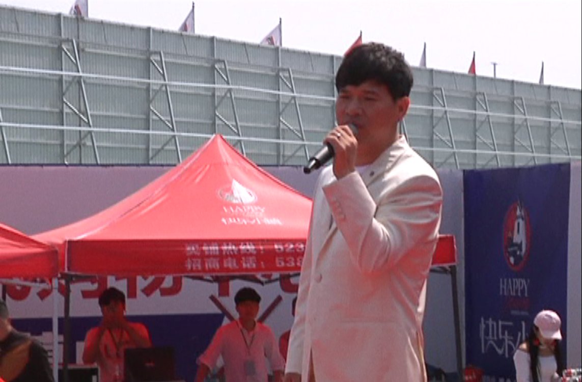 青年歌手冷漠沈丘演出热情广场舞大妈站凳观看