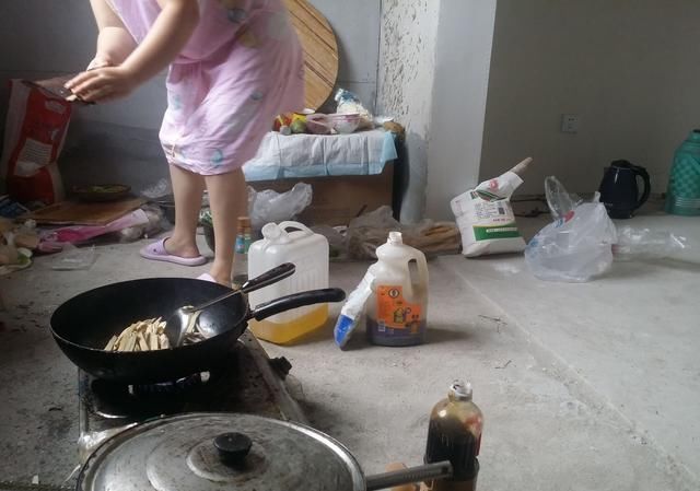 朋友在县城里买了新房，毛坯房没装修就入住了，两口幸福满满