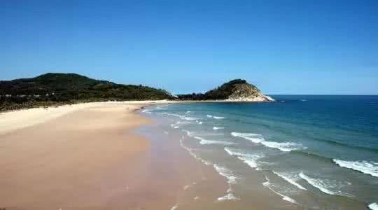 东与大角湾相邻，西与马尾岛相邻