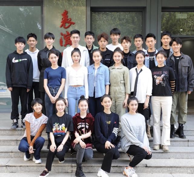 张子枫成为大学生后简单的精致太令人喜欢，痘印、小雀斑反而成加分项！
