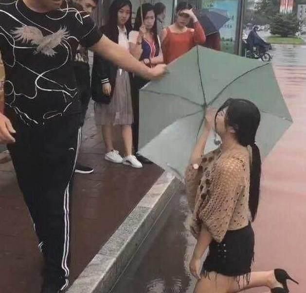 女子冒雨下跪求男友复合,男友:你卖20多万,我买不起