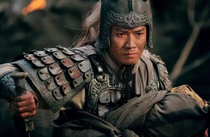 三国演义里卸甲而坐的赵云在凤鸣山能逃过一劫