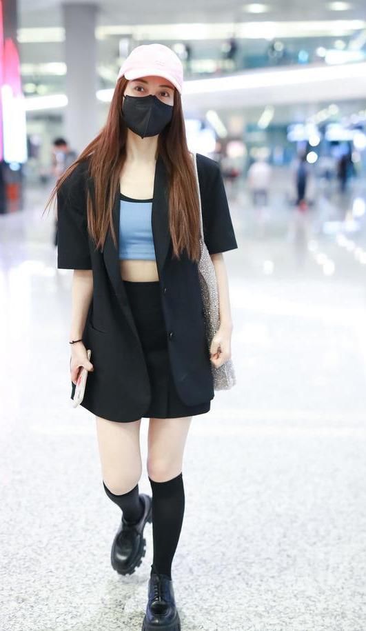 吴昕越来越敢露，露脐上衣显得肚子圆鼓鼓，好在女团腿很加分