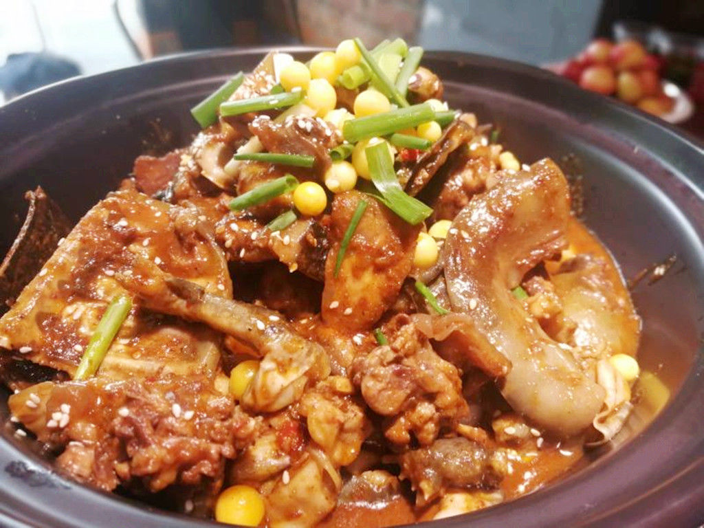 吃完东一路牛鞭炖甲鱼,晚上接着和老婆嗨看球