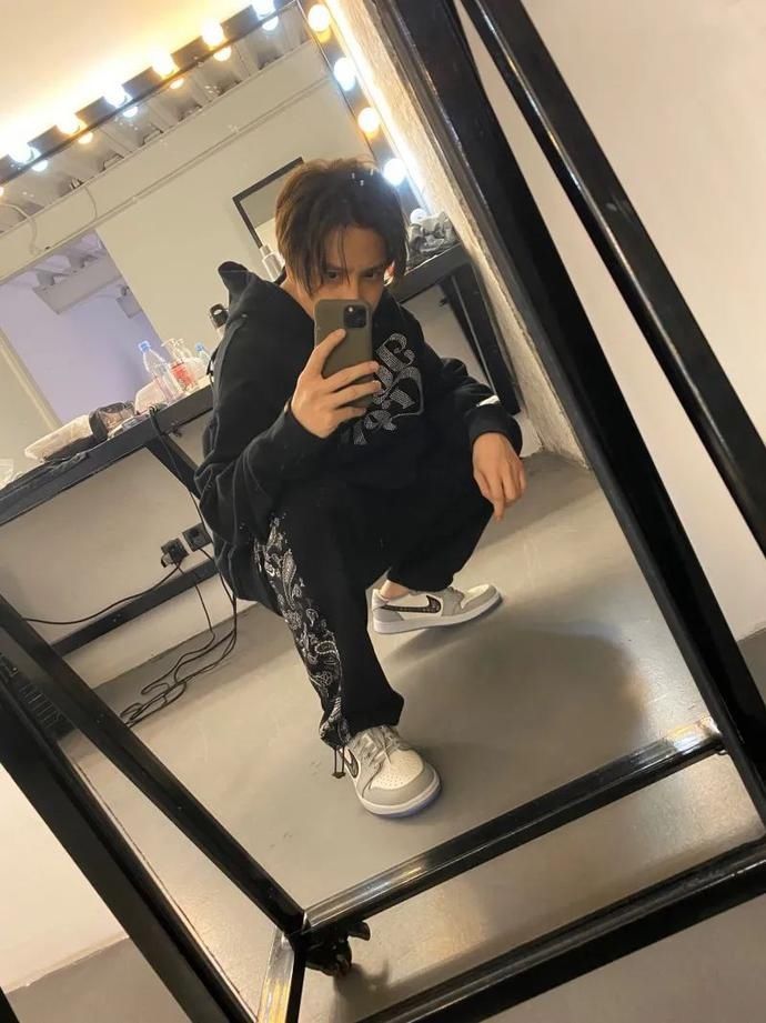 吴亦凡、热狗疯狂带货这双鞋！最快上脚女神，还是朴山多拉！