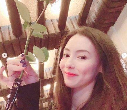 张柏芝生三胎产前照片曝光,挺大肚子逛街手臂