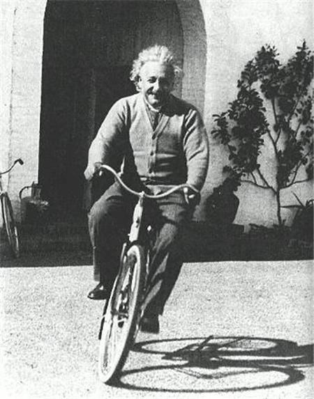 爱因斯坦的恶作剧照片:瞬间成为经典,如今卖数