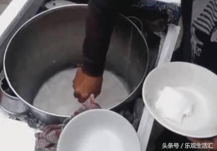 大爷摆摊卖这种“稀罕”小吃，5元一份，有人直接买了12份