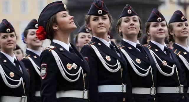 女兵是世界各国阅兵式上的“靓丽风景”!