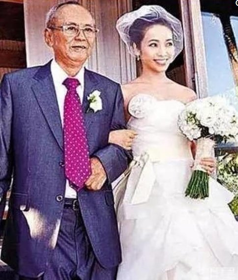 侯佩岑父亲邱嘉雄葬礼,母亲是小三插足,侯佩岑