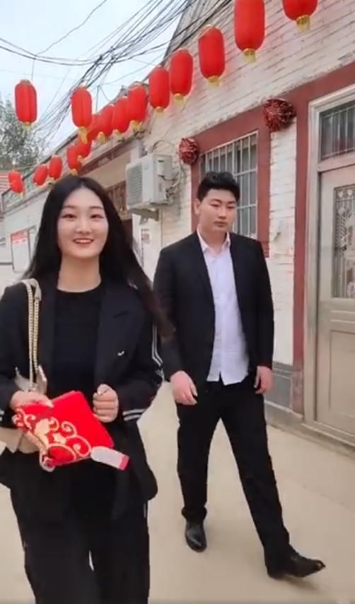 大衣哥儿媳遭村民围观！婆婆怒指邻居急救场，丈夫紧跟身后不说话