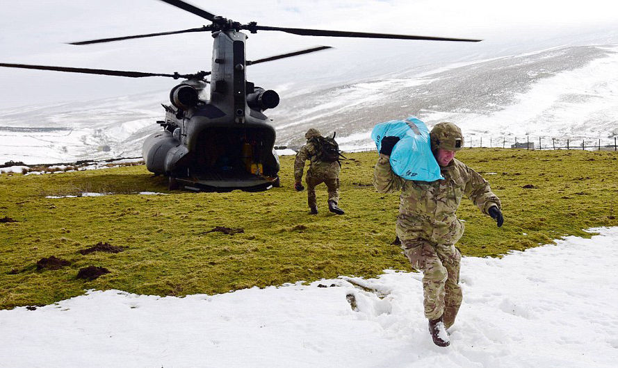 英国大兵开直升机进山给老乡送温暖