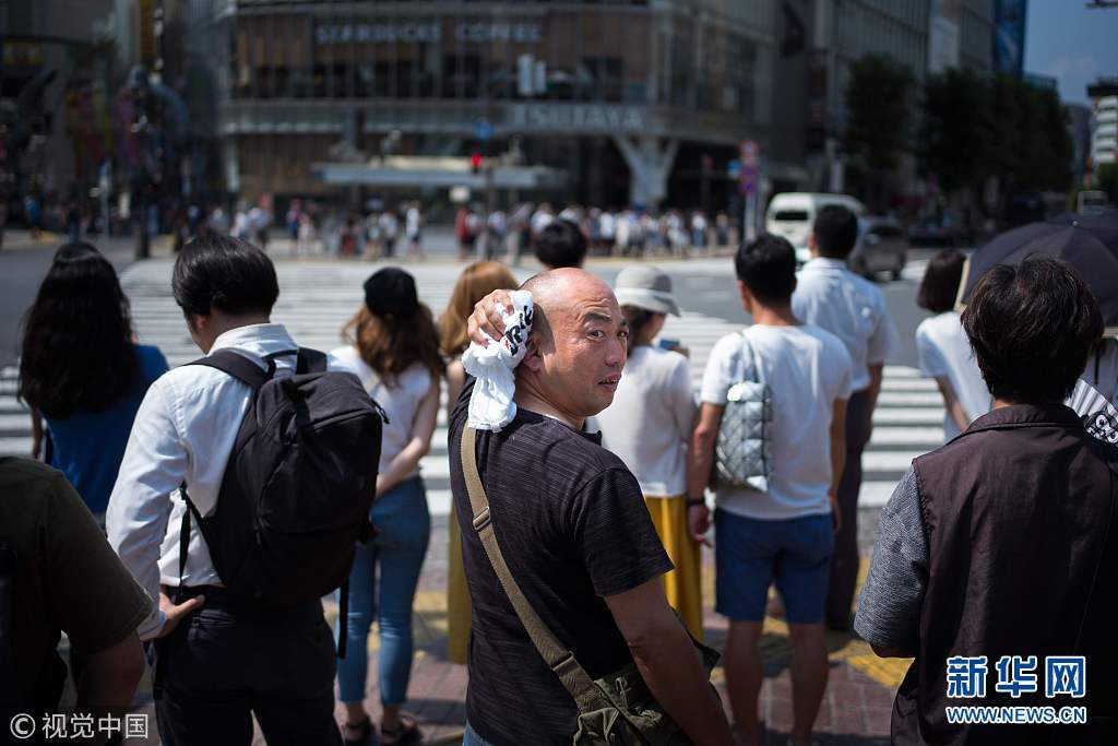 日本高温天气将持续至8月上旬 民众出街自带解