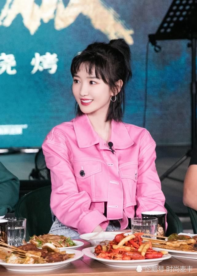 毛晓彤直播烧烤翻车，粉色横纹毛衣甜美动人，演绎秋季柔美风尚
