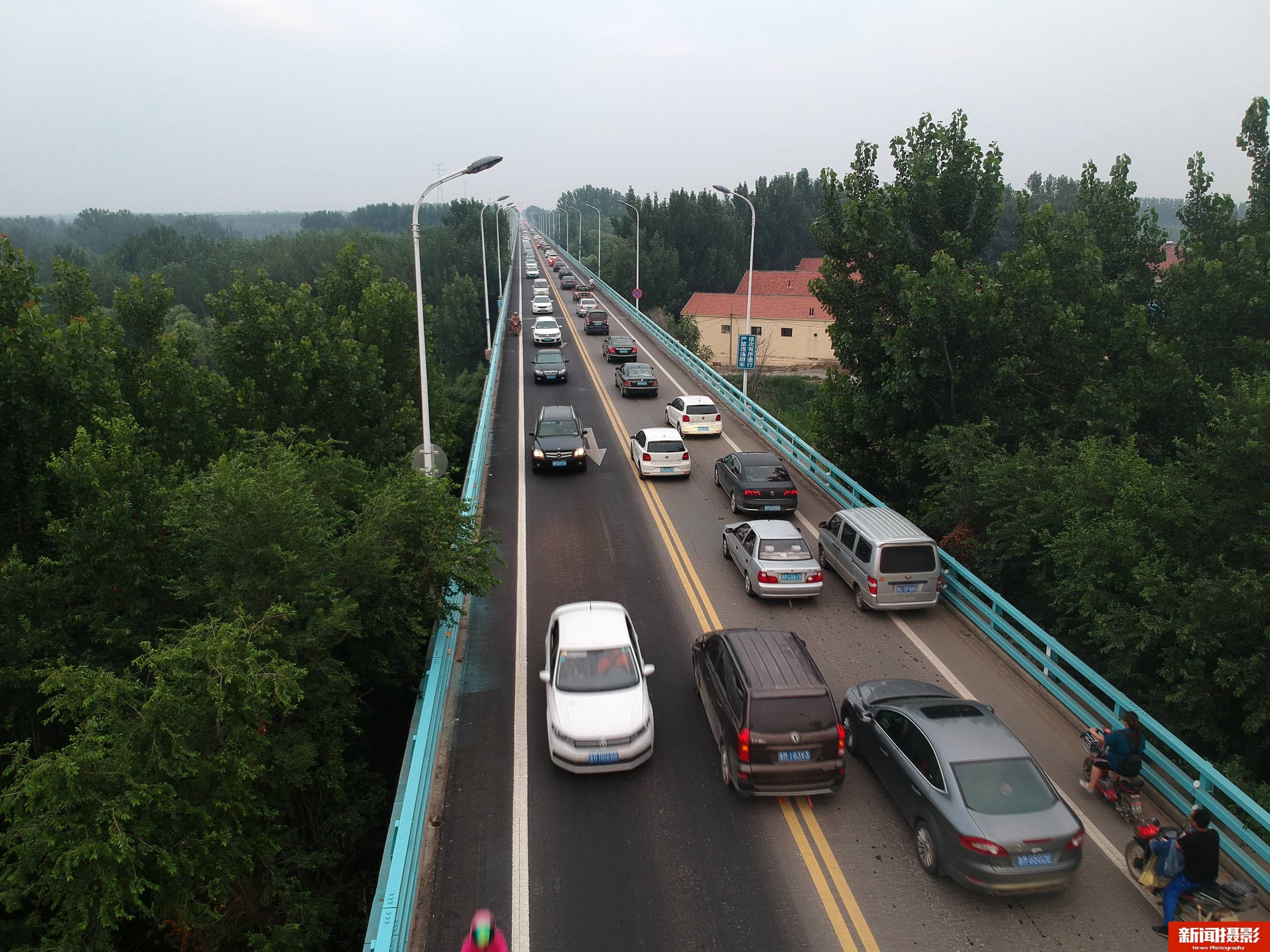 免费大桥堵车,你愿意等待还是花10元绕行?看看这里司机怎样选择