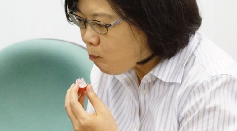 蔡英文吃着盒饭说我们干的事或全被推翻,遭台