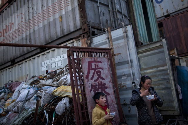 农民工一家在城市住集装箱，月租500元冬冷夏热，坚持不回农村