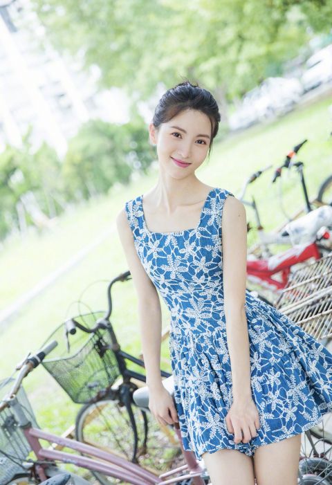 她是邓伦的前女友,曾与汪东城亲密似情侣,今与