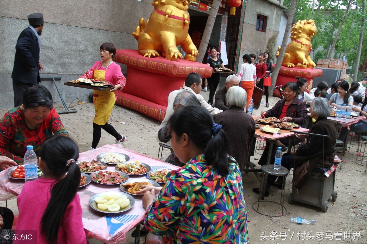 实拍河南许昌市农村婚宴现场，菜肴品类繁多，场面热闹