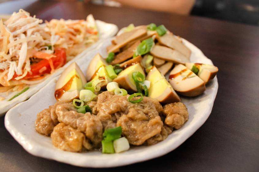 中国男子在越南旅游吃饭时，被美女服务员“送菜”，结账时却懵了