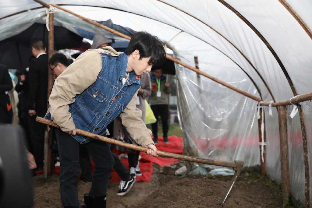 华晨宇切身参与公益 用行动诠释爱与希望