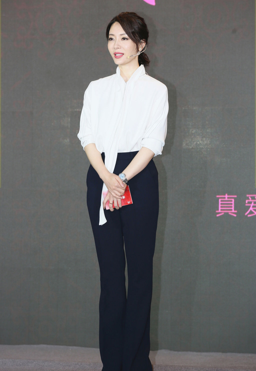 陈数优雅亮相为公益发声 一袭黑白配气质优越