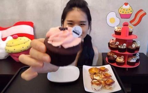 吃播小哥哥啃掉巨型蛋糕,蛋糕屑都露出马脚,网