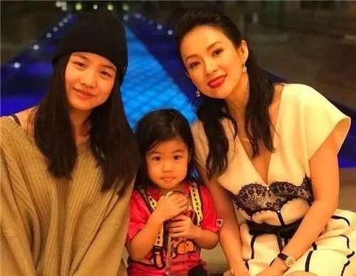 真怀了?40岁章子怡疑怀二胎,近照孕肚明显!网