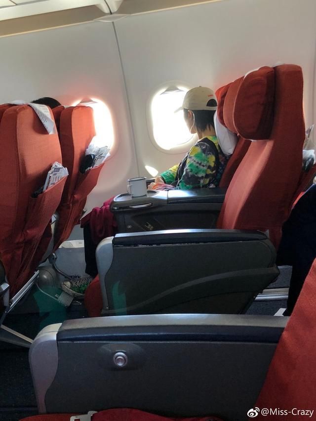 王菲女儿窦靖童自提行李坐飞机 怀旧水杯抢眼