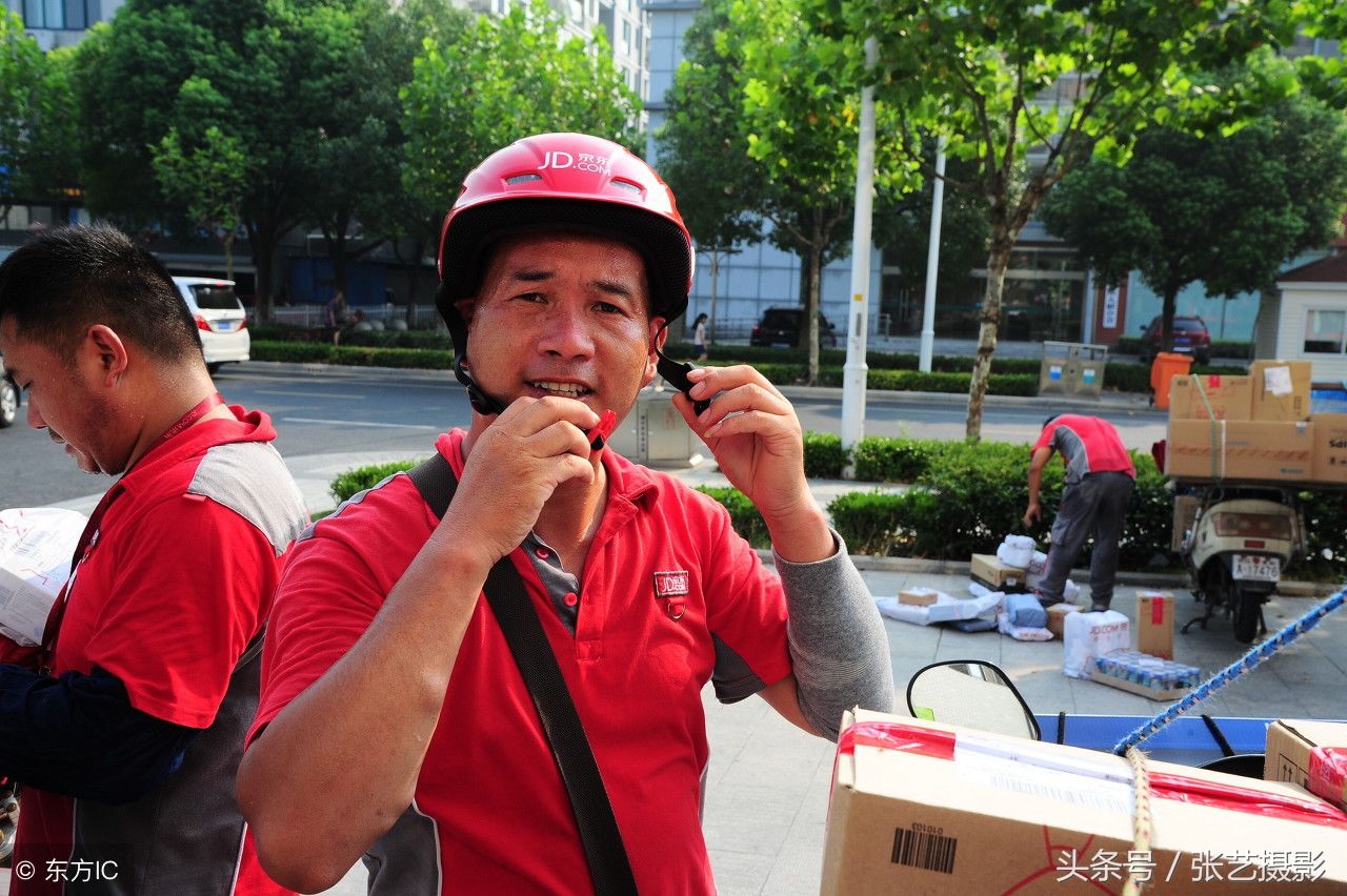 都说快递员的工资高,看看他们的工作有多辛苦