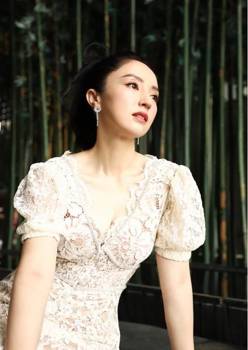 黄圣依、董璇罕见同框，一个是贵妇一个是单身妈妈，谁的状态更好