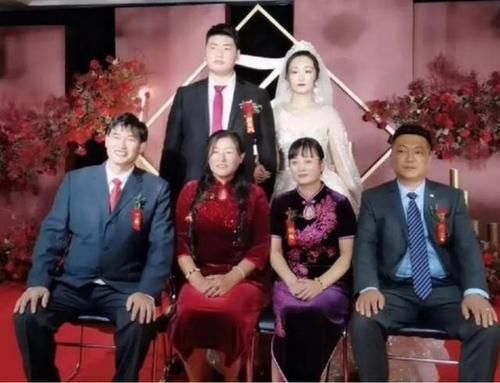 歌手袁庆参加大衣哥儿子婚礼，现场献唱，遭网友吐槽：她来干嘛？