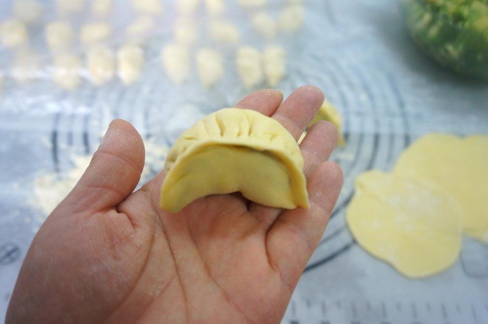 别再拿玉米面蒸窝头了,做一锅冰花煎饺,补钙降血压,女人吃减肥