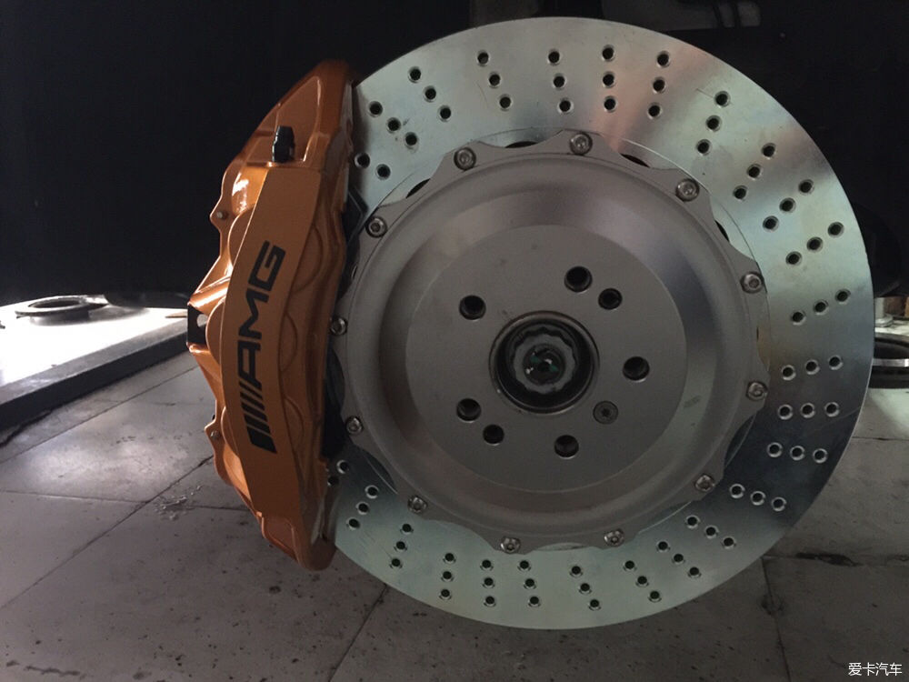 奔驰GLE 刹车系统改装AMG刹车卡钳 作业中