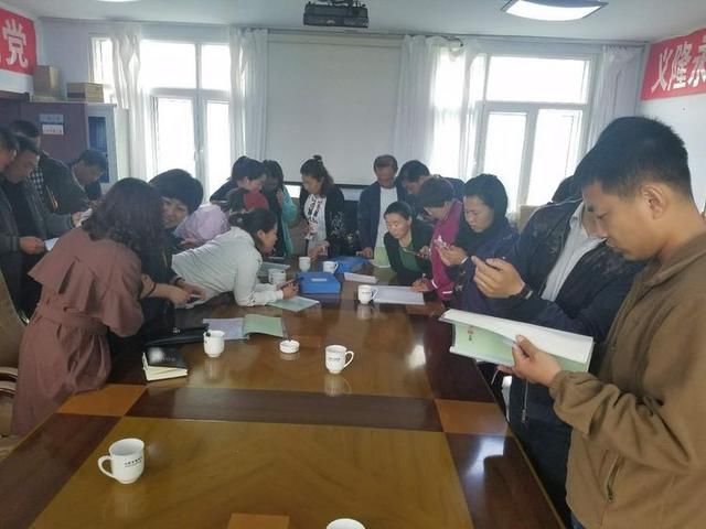 奈曼嘎查村用大喇叭宣传党的扶贫政策(通辽市