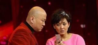 47岁牛莉大方晒大7岁圈外老公，长相儒雅帅气尽显，两人好甜蜜