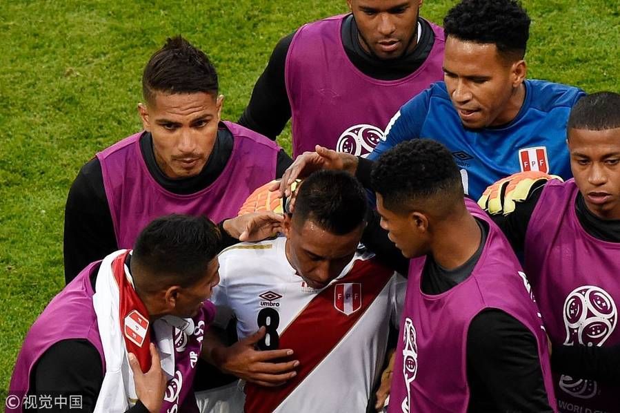 秘鲁Vs丹麦 奎瓦斯失点队友送上安慰