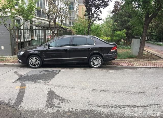 车主讲述:速派停小区内,深夜被奥迪A8撞,人跑了