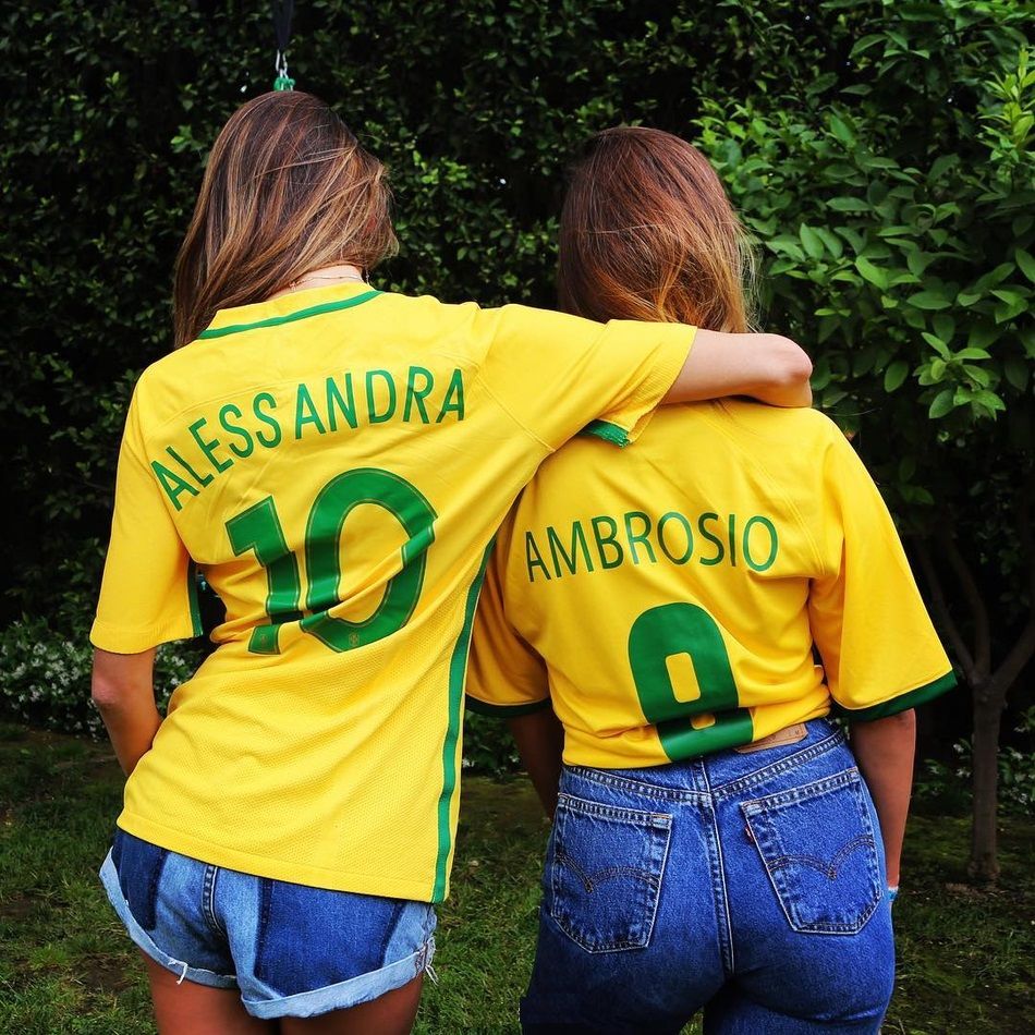 2018俄罗斯世界杯巴西超模安布罗休穿巴西球