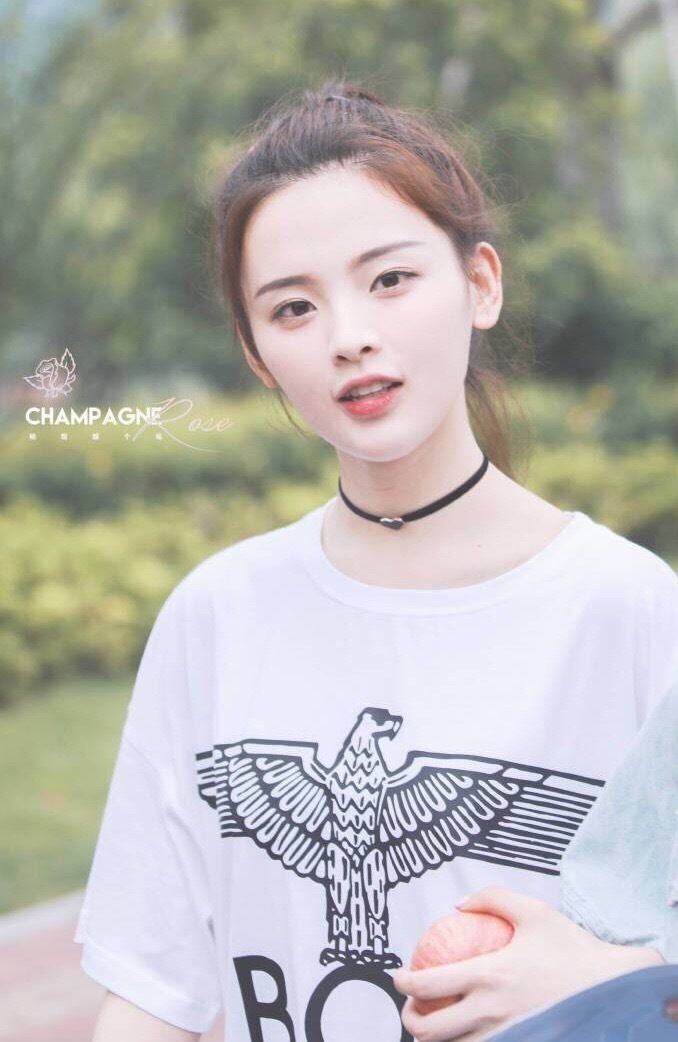 明星美腿之杨超越,创造101里的村花也有一双又