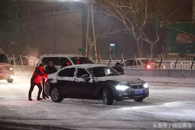 12℃+突降“暴”雪的夜晚，青岛那些不着急回家的人……致敬！