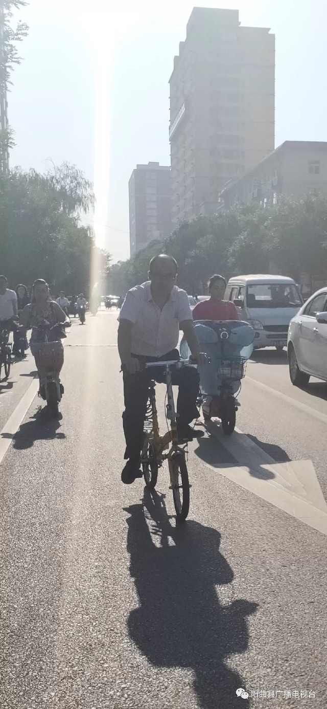 不按规定车道行驶