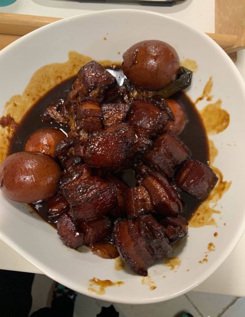 李湘晒出十岁女儿王诗龄和刘欢合影 这是拜师