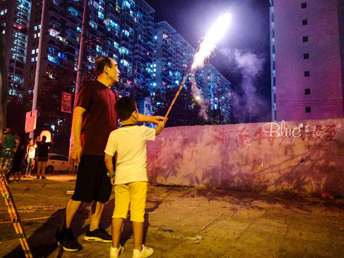 过年玩烟花注意啥 t0130639b97599036fa.jpg