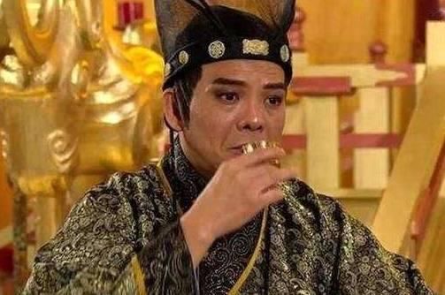 他母亲是宫女 他从小装傻受尽欺负 长大后却翻