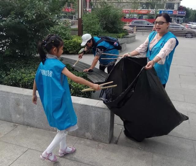 门头沟区社会组织联合会会员单位开展环保捡垃