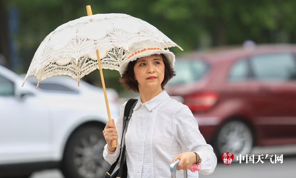 辽宁升温迅猛 沈阳市民清凉夏装出行