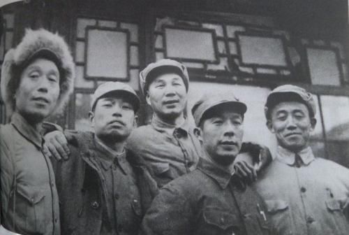 他是唯一没有军衔的兵团司令员，可他的搭档和副手均授予上将军衔