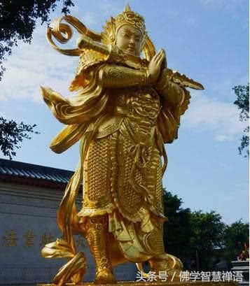 寺庙里的菩萨佛像，只有他站立的方向相反