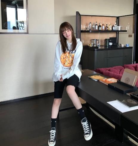 有种众望所归叫李小璐,女团风制服拍封面,复出不演戏当歌手